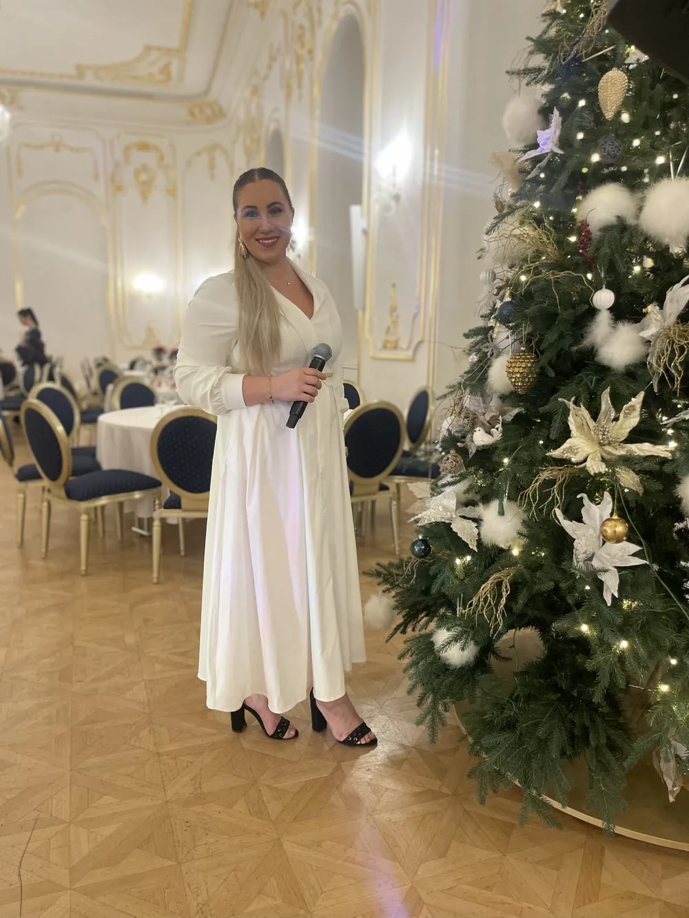 Erika, sólová speváčka so mikrofónom